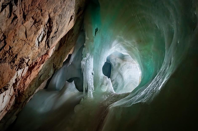 Hang động băng Eisriesenwelt, Werfen, Áo: Đây là một cảnh quan thiên nhiên thực sự ngoạn mục, là hang động băng lớn nhất trên thế giới. Kéo dài hơn 42 km và đâm sâu vào núi, mạng lưới đường hầm này có các cấu trúc tinh thể ấn tượng. Trong khi đó dân địa phương tin rằng chúng có liên quan đến địa ngục. 
