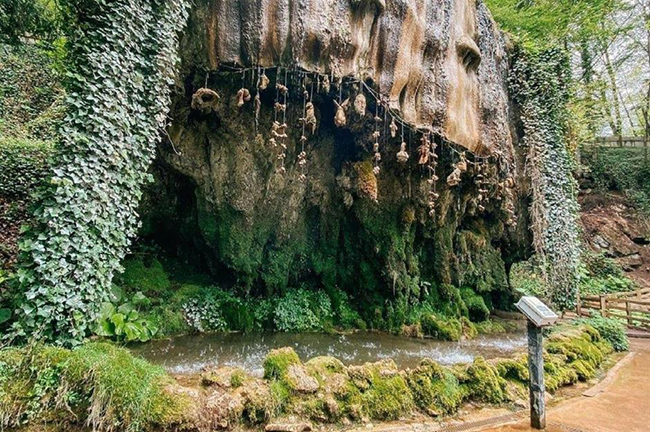 Hang Shipton và Giếng hóa đá, North Yorkshire, Vương quốc Anh: Địa điểm này được cho là nơi sinh ra nữ tiên tri Mẹ Shipton, người sở hữu miệng giếng có thể biến bất kỳ vật thể nào thành đá. Đây được coi là điểm thu hút du khách lâu đời nhất của nước Anh.
