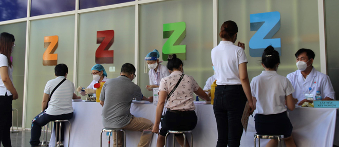 Người dân được tầm soát sức khỏe miễn phí trong chương trình Chăm Sóc Sức Khỏe Việt (Ảnh: ADCrew)