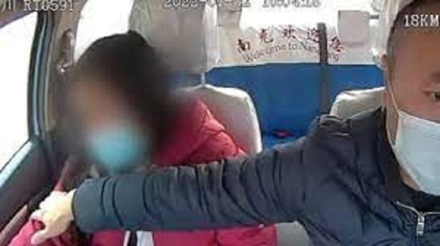 Tài xế taxi vừa lái xe vừa cố gắng giúp cô gái bình tĩnh trở lại.