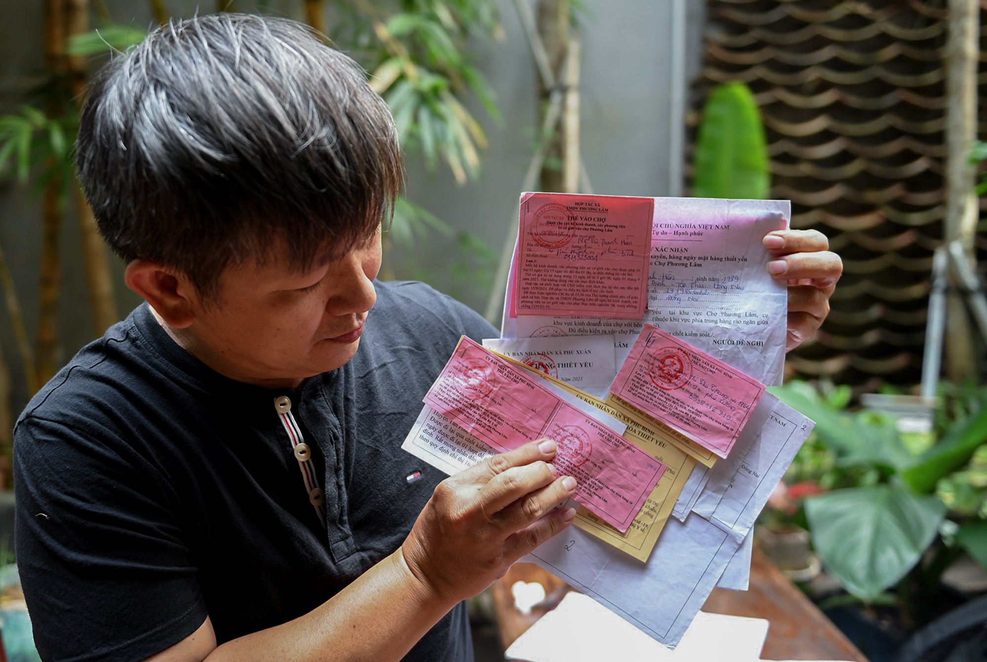 Thời gian qua, ông Huỳnh Minh Hiệp (49 tuổi, ngụ quận Phú Nhuận, TP.HCM) sưu tập và lưu giữ gần 500 phiếu đi chợ, giấy tờ, hiện vật liên quan đến dịch COVID-19 tại TP.HCM cùng các tỉnh thành trên cả nước.