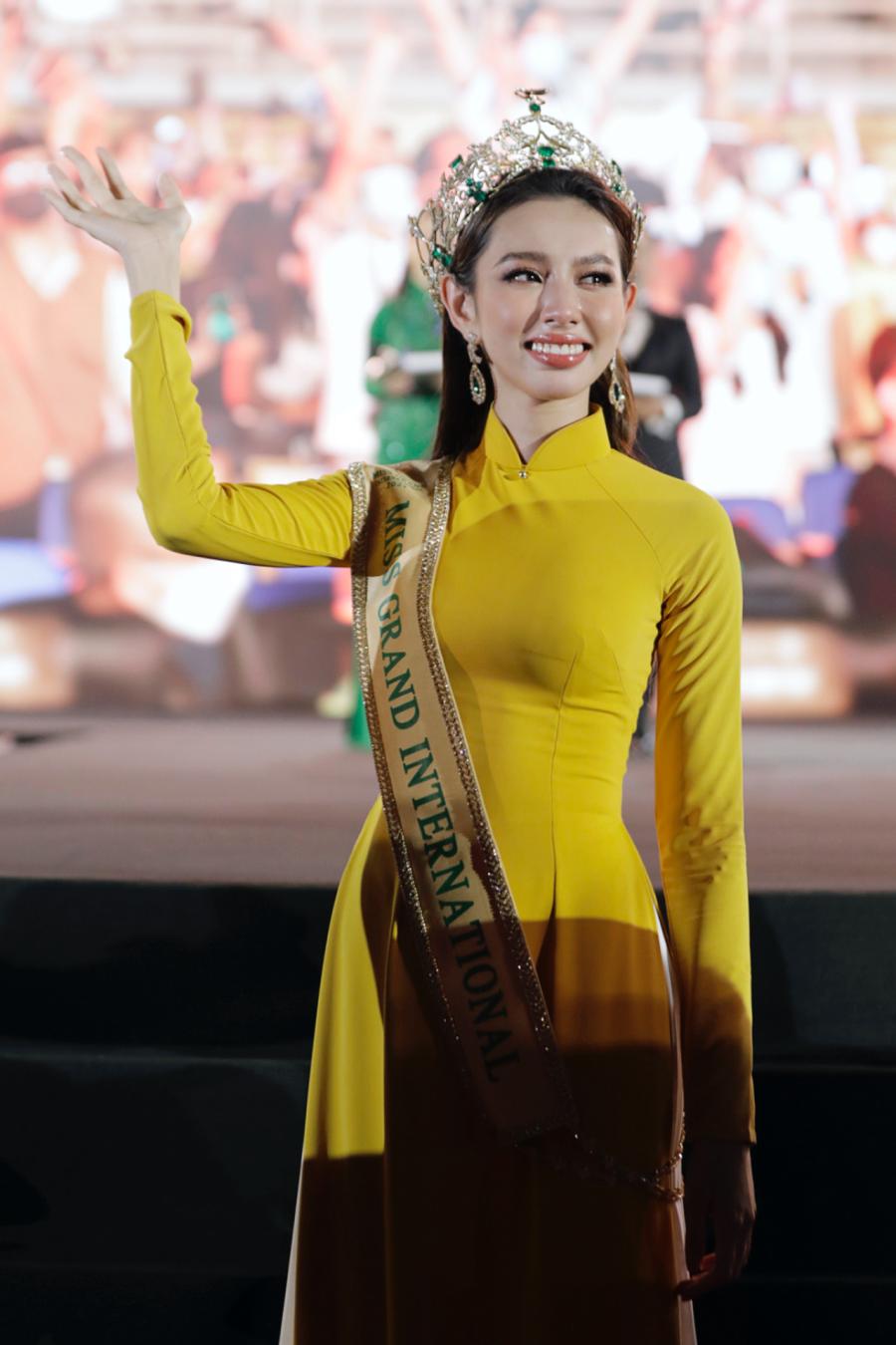 Thuỳ Tiên xinh đẹp và nổi bật với thiết kế áo dài Việt Nam.