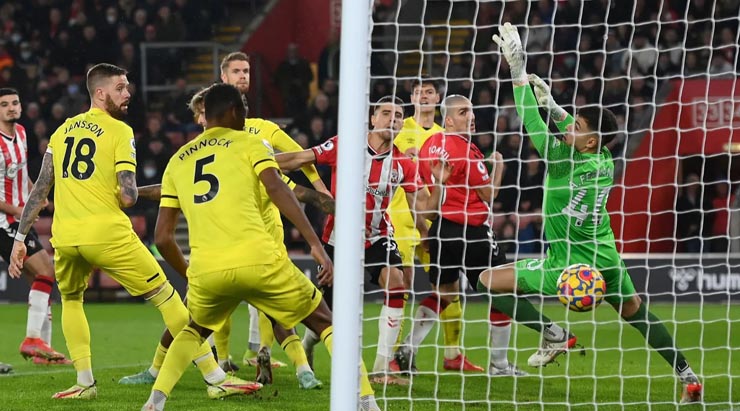 Bednarek mở điểm cho Southampton trong cuộc tiếp đón Brentford