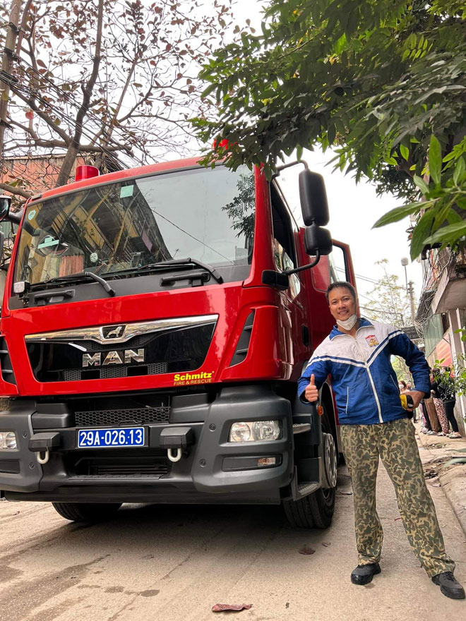 Anh Nam chụp ảnh lưu niệm bên cạnh xe cứu hoả sau khi cứu được bé gái