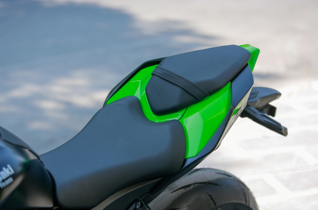 Điểm nổi trội nhất của Kawasaki Ninja ZX-10R là khả năng kết nối với điện thoại thông minh, qua đó kiểm soát hành trình bằng ứng dụng riêng của Kawasaki.

