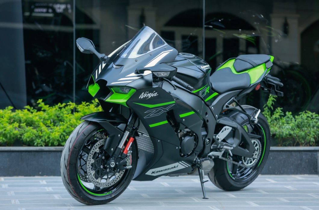 Bảng đồng hồ điện tử Kawasaki Ninja ZX-10R 2021 đã được nâng cấp lên màn hình màu TFT LCD, cho phép người lái thay đổi độ sáng màn hình tùy vào điều kiện thực tế để hiển thị thông tin tốt hơn.
