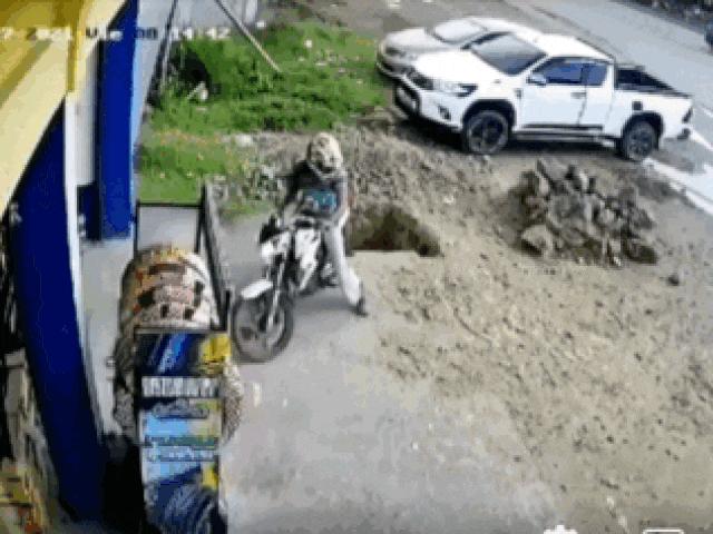 Xe máy - Xe đạp - Clip: Lùi xe máy bất cẩn bị rơi lọt thỏm cả người lẫn xe xuống hố ga