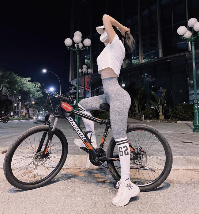 Hot girl Lê Bống nổi bật giữa đường vì chiếc quần tôn vòng ba trong lúc đạp xe trên phố.
