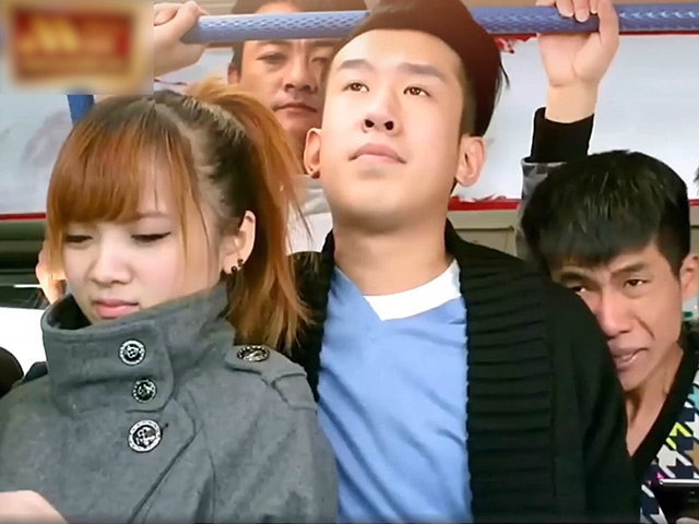 Cười 24H - Các chàng trai không khoan nhượng khi gái xinh xuất hiện trên xe bus