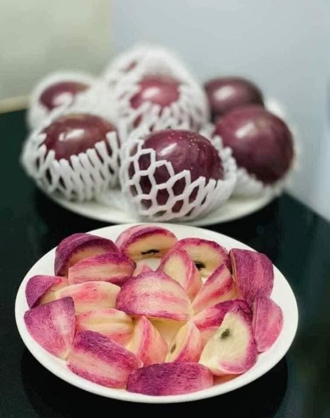 Ngoài ra giá còn rẻ hơn nếu mua luôn từ 10kg, có nơi giá mềm tính ra chỉ mất 24.000 đồng/kg vú sữa loại ngon. Bởi vậy nhiều chị em ghép đơn mua chung, mỗi bài đăng trên các nhóm chợ đều đông nghịt bình luận, chủ hàng chốt đơn không ngơi tay.