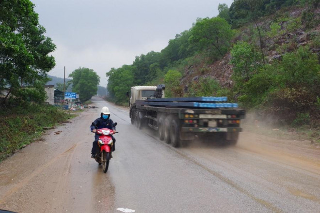 Nhiều xe cơ giới trọng tải lớn thường xuyên di chuyển qua khu phố Liên Sơn