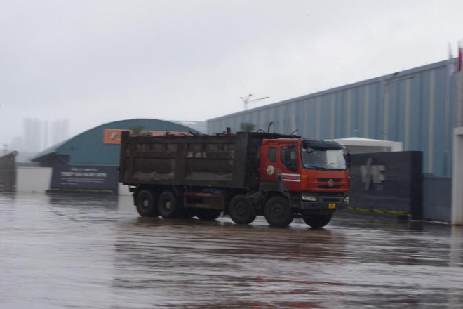 Một xe tải lớn đang di chuyển vào nhà máy thép VAS Nghi Sơn, cách điểm tai nạn chừng 50m