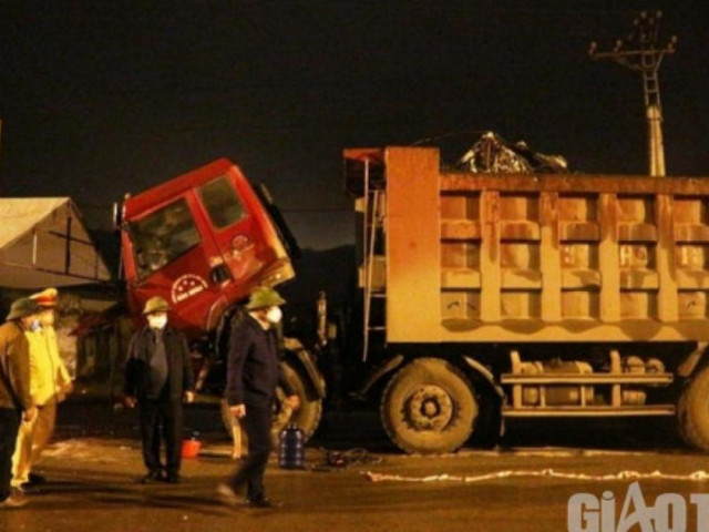 Tin tức trong ngày - Hiện trường vụ TNGT khiến 4 người trong gia đình tử vong ở Thanh Hóa