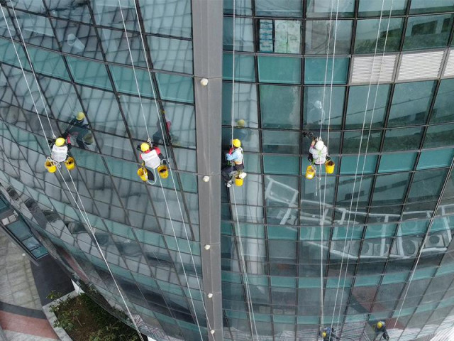 Video - Video: ‘Người nhện’ đu mình lau kính Toà nhà Trung tâm hành chính Đà Nẵng