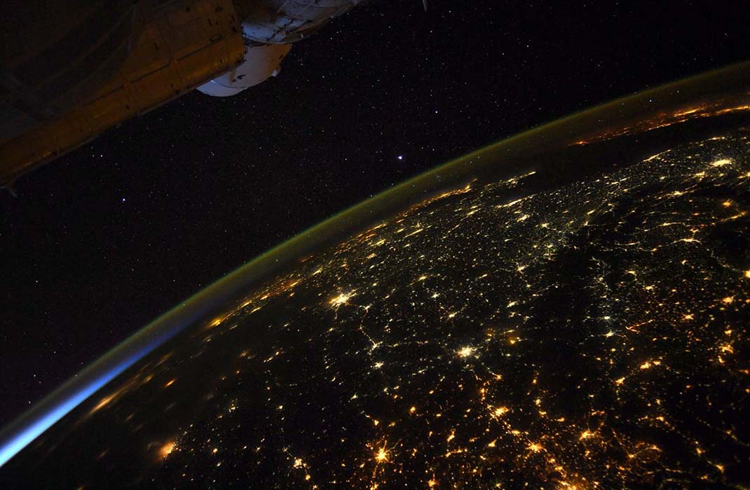 10. Cảnh đêm ở  Đức nhìn từ Trạm vũ trụ quốc tế vào ngày 8 tháng 9 năm 2021.
