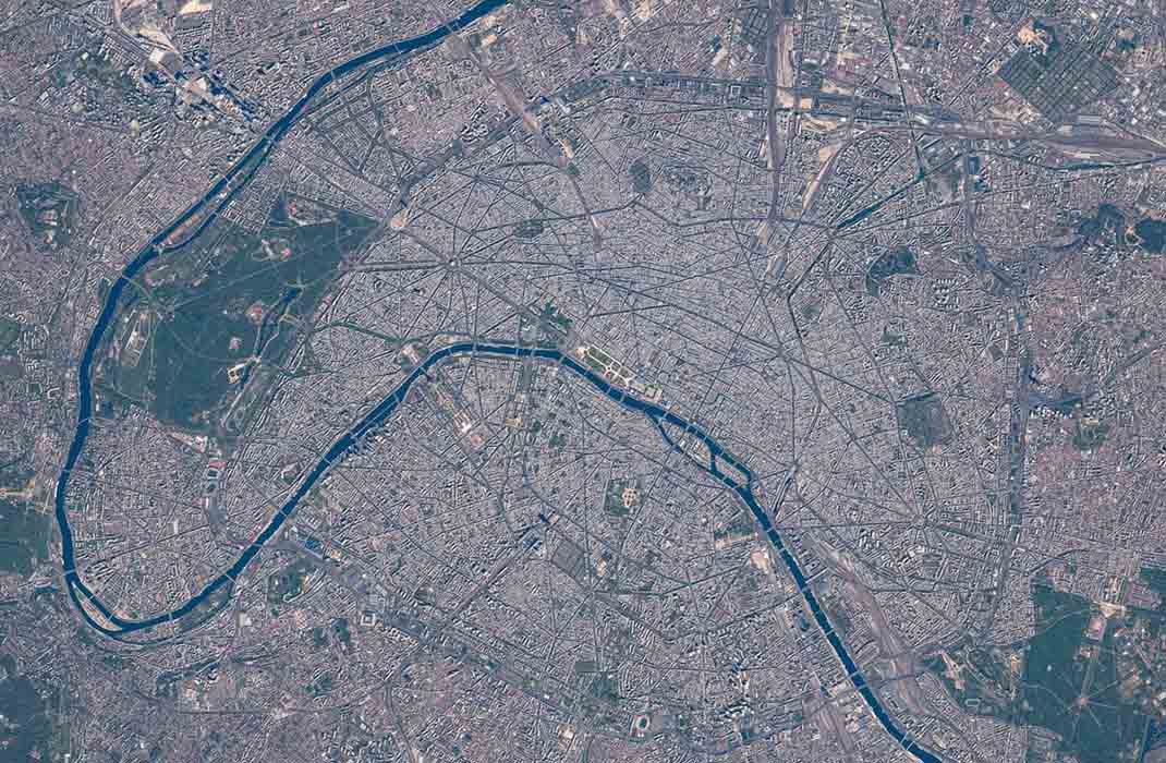 11. Paris nhìn từ trên cao vào ngày 25 tháng 4 năm 2021. 
