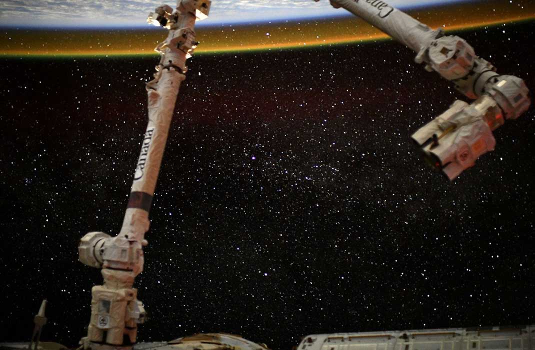 14. Hình ảnh của Canadianarm (cánh tay robot được sử dụng trên tàu con thoi) trêm Trạm vũ trụ và luồng không khí phía trên Trái đất.
