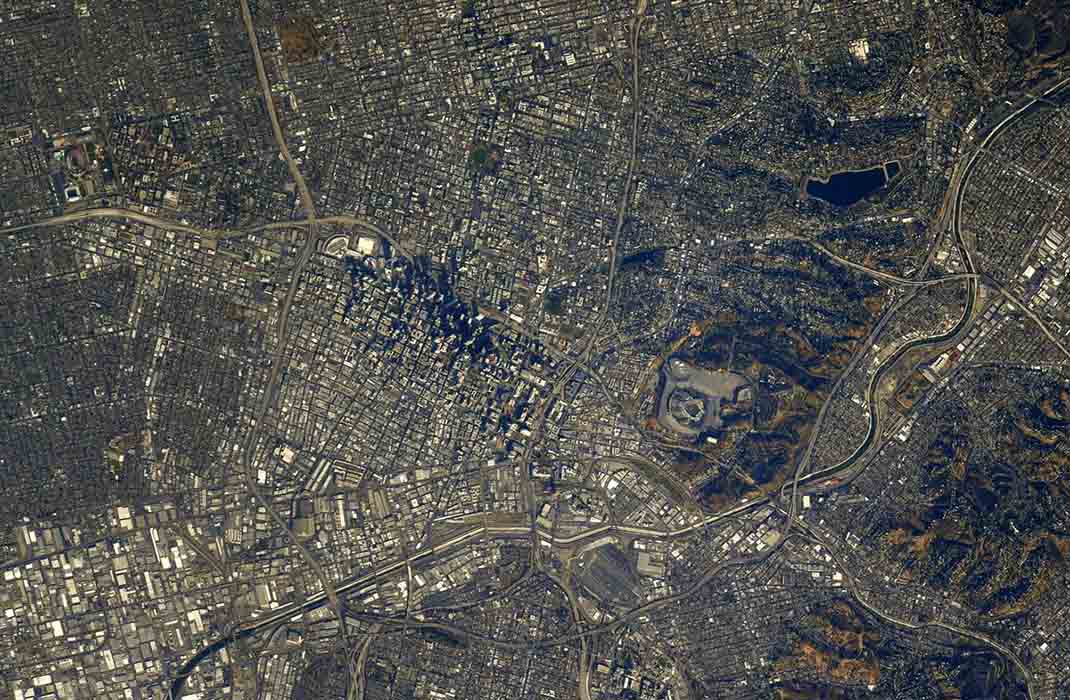 5. Quang cảnh từ trên cao của trung tâm thành phố Los Angeles, Mỹ.
