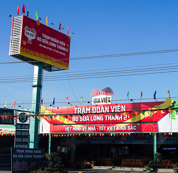 Người dân về quê bằng xe máy có thể ghé những Trạm Đoàn Viên Bia Việt để được hỗ trợ những dịch vụ miễn phí