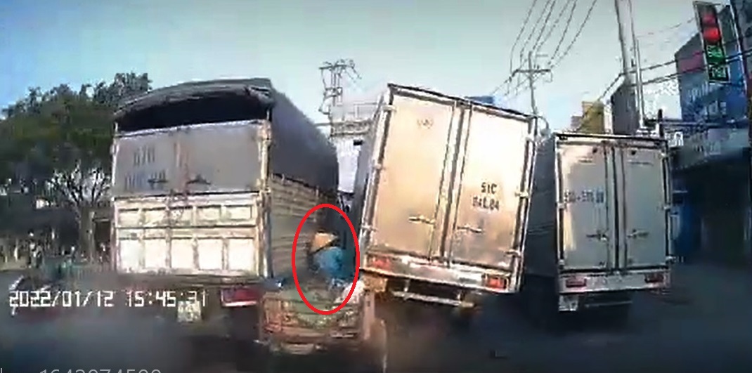 Nạn nhân bị kẹp giữa hai xe tải sau tai nạn