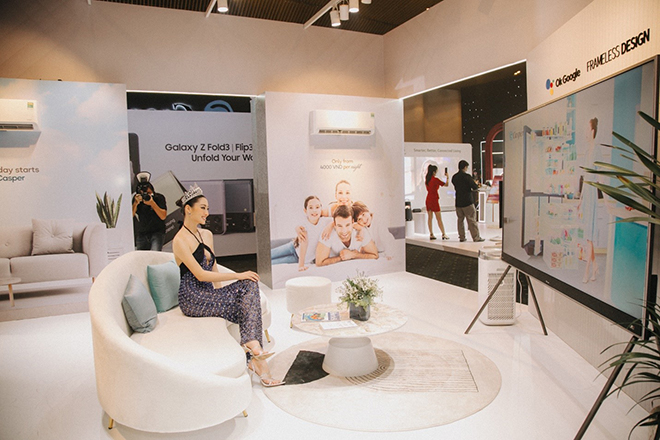 Hoa hậu trải nghiệm dòng TV mới nhất của Casper.