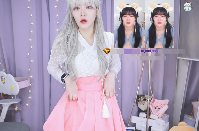 Nữ streamer lên sóng mặc "kín cổng cao tường" vẫn được fan "thưởng" khủng - 2