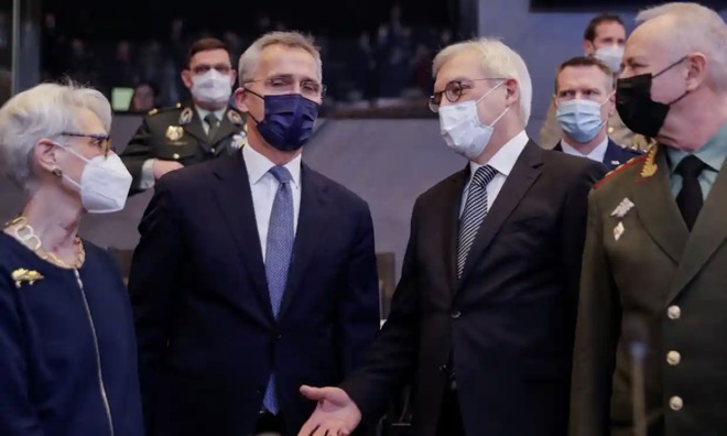 Tổng thư ký NATO,&nbsp;Jens Stoltenberg (giữa) xuất hiện trong cuộc đàm phán Nga-NATO.