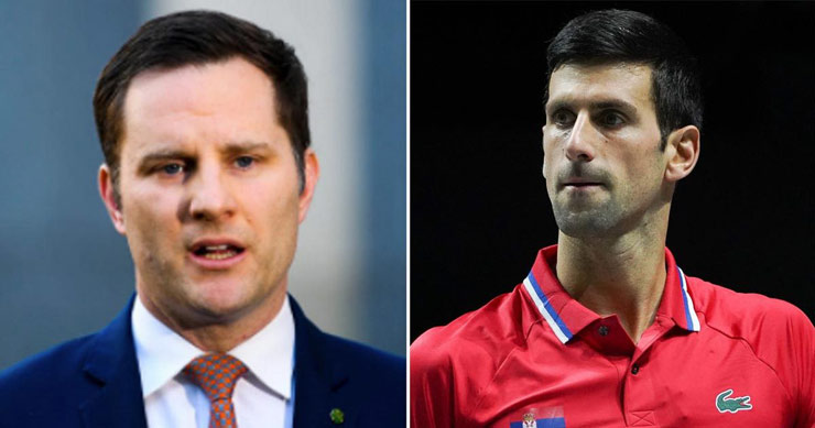 Bộ trưởng Bộ di trú Australia Alex Hawke (trái) có thể hủy visa của Novak Djokovic trong ngày 13 hoặc 14/1