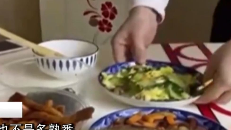 Người đàn ông hàng ngày nấu ăn cho Wang.