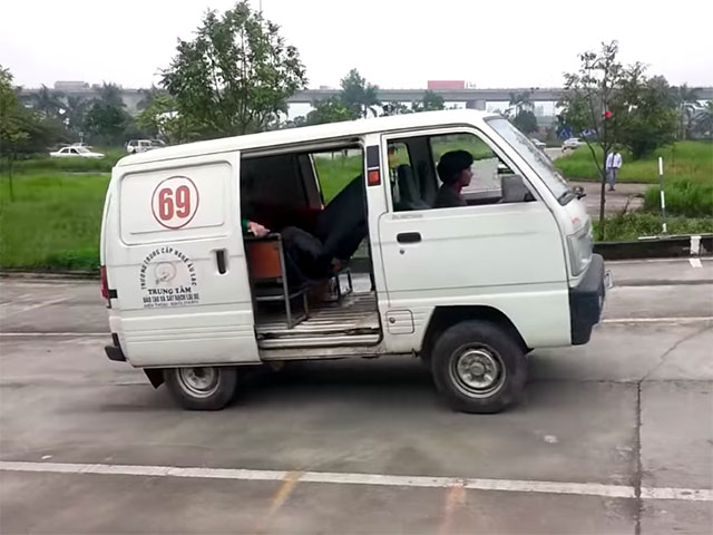 Tin tức ô tô - Video: Lái mới đề pa lên dốc "cực gắt" khiến người ngồi sau bật ngửa