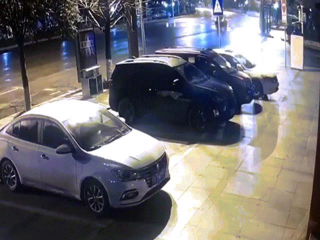 Ô tô - Ô tô va chạm như phim hành động, đỗ xe như không có chuyện gì