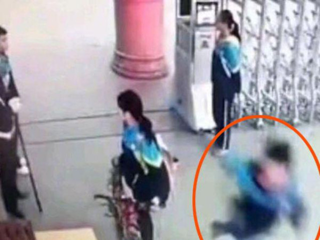 Giáo dục - du học - Nam sinh đi học muộn nhưng không bị thầy giáo chấn chỉnh, hoá ra là nhờ "tuyệt chiêu" này