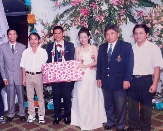 Bầu Đức (thứ 2 từ trái sang) chúc mừng lễ thành hôn của HLV Kiatisak
