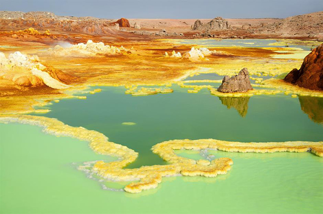 Dallol, Ethiopia - 40°C: Dallol ở miền bắc Ethiopia có thể không giữ kỷ lục về nhiệt độ cao nhất từng được ghi nhận, nhưng nhiệt độ trung bình hằng năm là 35°C đã đưa nơi này vào top địa điểm có người sinh sống nóng nhất trên Trái đất. Thêm vào đó, cái nóng mùa hè ở đây là từ 40°C trở lên.
