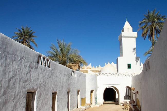 Ghadames, Libya - 55°C: Cư dân Berber giữ mát trong loại túp lều cách nhiệt bằng những bức tường bùn dày, với các mái nhà thông nhau, con hẻm có mái che và lối đi ngầm tạo bóng râm khỏi không khí nóng như thiêu đốt. 
