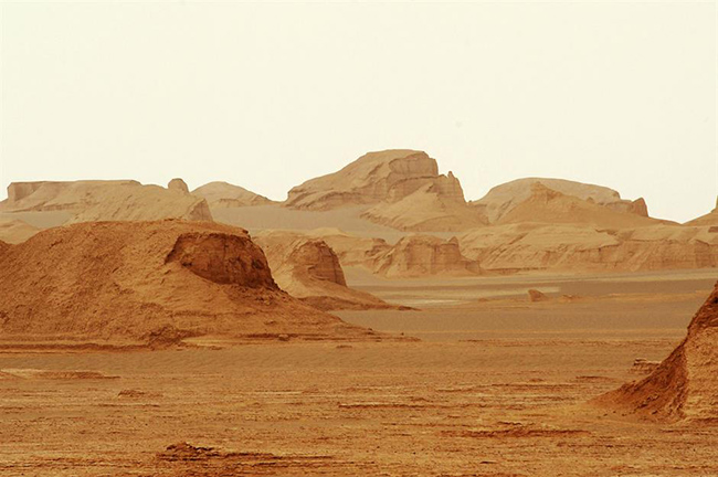 Sa mạc Lut, Iran - 71 ° C: Sa mạc Lut, hay Dasht-e Lut là nới có bề mặt nóng nhất từng được ghi nhận trên hành tinh. Nhiệt độ ở đây lên đến mức không thể tưởng tượng được là 71°C vào năm 2005, dựa trên một phép đo của NASA về nhiệt độ trên đất liền.
