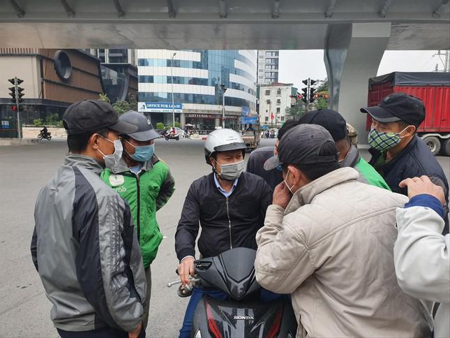 Nhóm lao động ùa ra khi có khách tìm đến