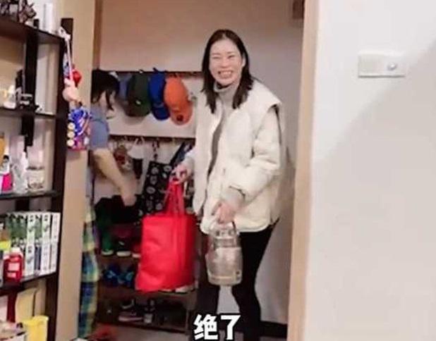 The woman walked more than 30km to her husband's ex-wife's house, and then surprised - 1