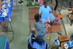 Phi thường - kỳ quặc - Video: Mẹ nhanh trí cứu con thoát khỏi rắn cắn chỉ với một hành động