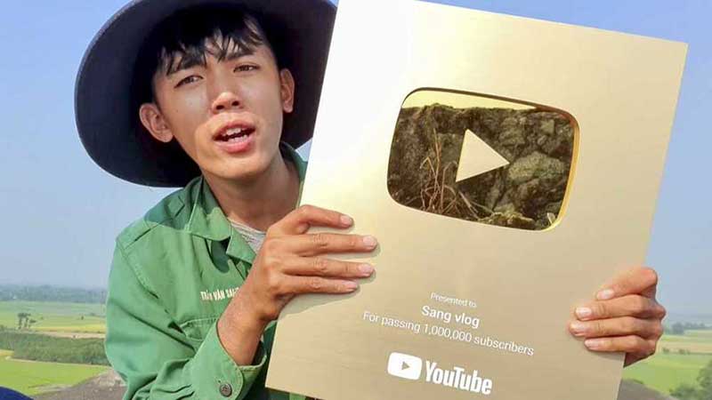 Theo thống kê từ Socialblade, mỗi tháng thu nhập của anh từ YouTube dao động 4.800 USD đến 76.400 USD (gần 109 triệu đồng đến 1,7 tỷ đồng). Mỗi năm thu nhập từ YouTube của Sang Vlog dao động 57.300 USD đến 916.300 USD (gần 1,3 tỷ đồng đến 20,7 tỷ đồng). Tuy nhiên, đây chỉ là số liệu tham khảo bởi lẽ, YouTube chi trả tiền dựa vào rất nhiều yếu tố và con số thực tế chỉ chủ kênh mới có thể nắm rõ.