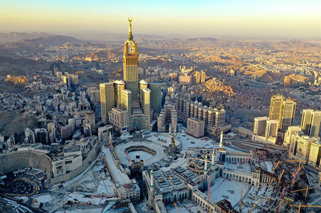 Mecca, Ả Rập Xê Út -&nbsp;44°C: Mecca là thành phố linh thiêng nhất của đạo Hồi và nóng nhất thế giới, dựa trên nhiệt độ trung bình hằng năm. Với nền nhiệt độ cao liên tục quanh năm, nơi đây đã lọt vào top nóng nhất thế giới. Mecca cũng có thể đạt tới 44°C vào mùa hè.
