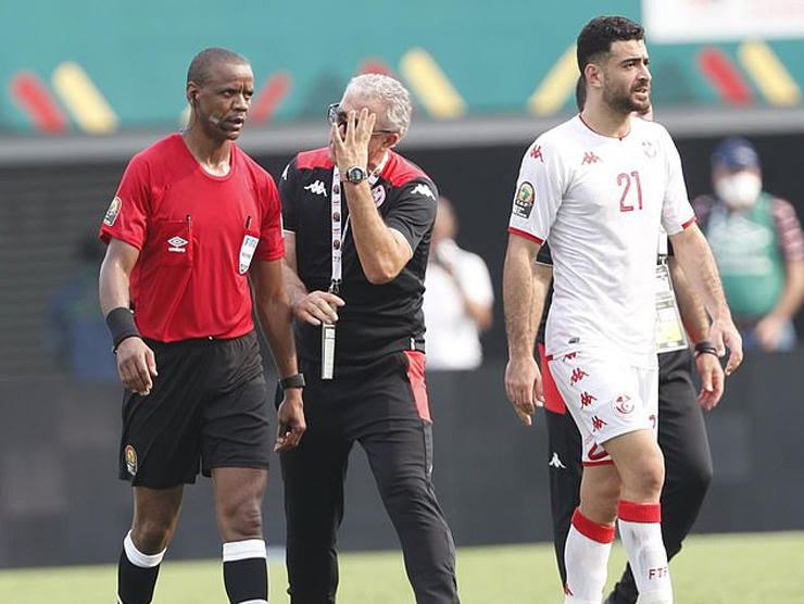 Trọng tài&nbsp;Janny Sikazwe gây sốc với màn cầm còi trong trận đấu giữa Mali và Tunisia