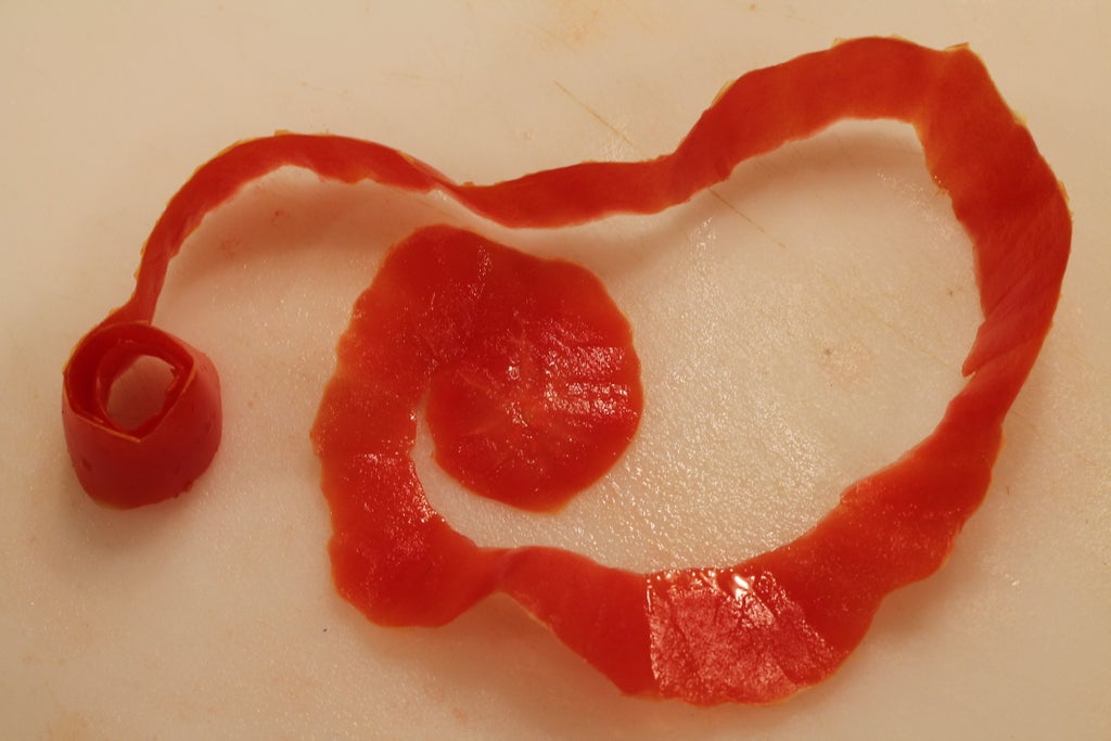 Cách làm hoa hồng bằng vỏ cà chua dễ không tưởng, khiến món ăn như được “lột xác” - 7