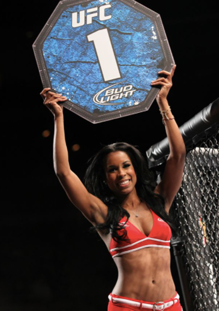 Chandella Powell trở thành ring-girl cho UFC vào năm 2011