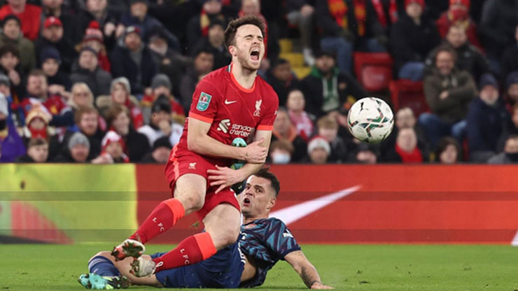 Jota câu được tấm thẻ đỏ của Xhaka 