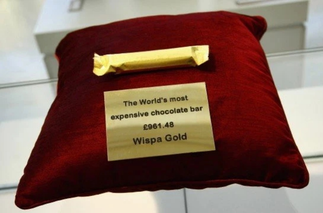 Nhắc đến những loại bánh kẹo đắt “cắt cổ” thì khó có thể bỏ qua cái tên Cadbury (CBY). Đây là thương hiệu đã cho ra mắt thanh chocolate Wispa Gold đắt đỏ nhất thế giới vào năm 2003.

