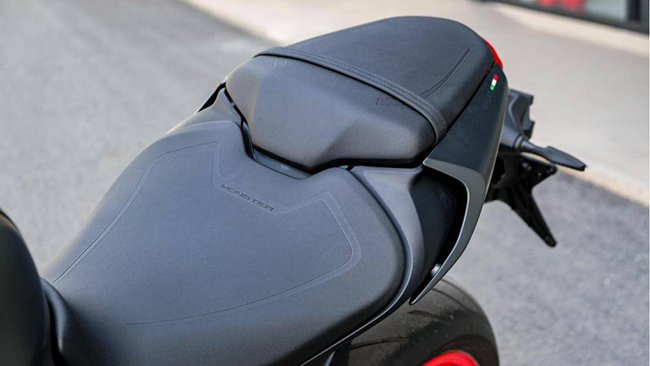 Yên xe Ducati Monster 2022 được đã hãng xe Ý bố trí lại, mang đến tư thế lái điều khiển xe thoải mái (Ảnh: Minh Quân)
