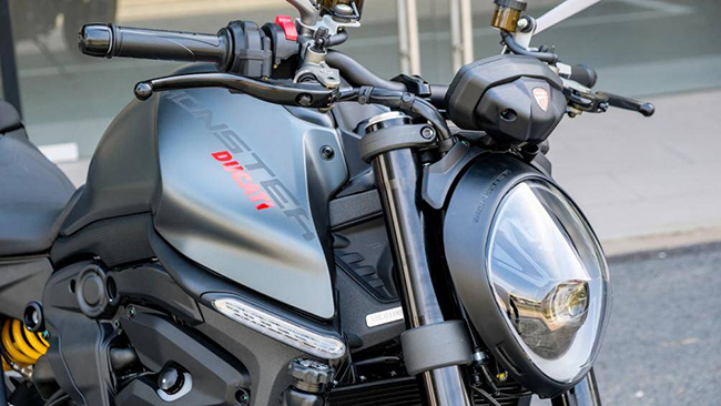 Ngoài kết cấu siêu nhẹ, naked bike Ducati Monster 2022 còn khoác lên mình bộ cánh mới bắt mắt hơn
