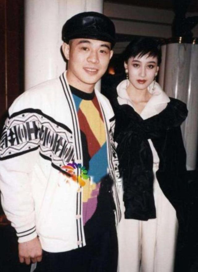 Đáng tiếc, Lợi Trí không phải lòng Thành Long mà là Lý Liên Kiệt - siêu sao võ thuật nổi tiếng. Cả hai quen biết trên phim trường "Long tại thiên nhai" 1989. Sau khi kết hôn, Hoa hậu châu Á cũng âm thầm giải nghệ vào năm 1992. 
