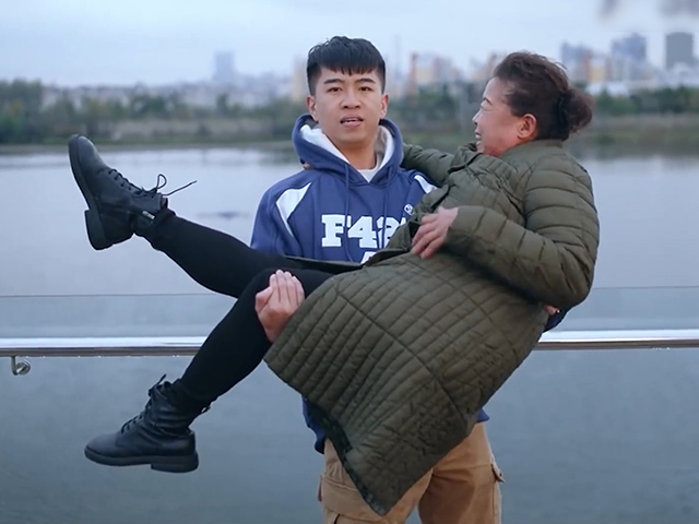 Cười 24H - Chàng trai khóc thét khi được nhờ chụp ảnh hộ khi đi du lịch